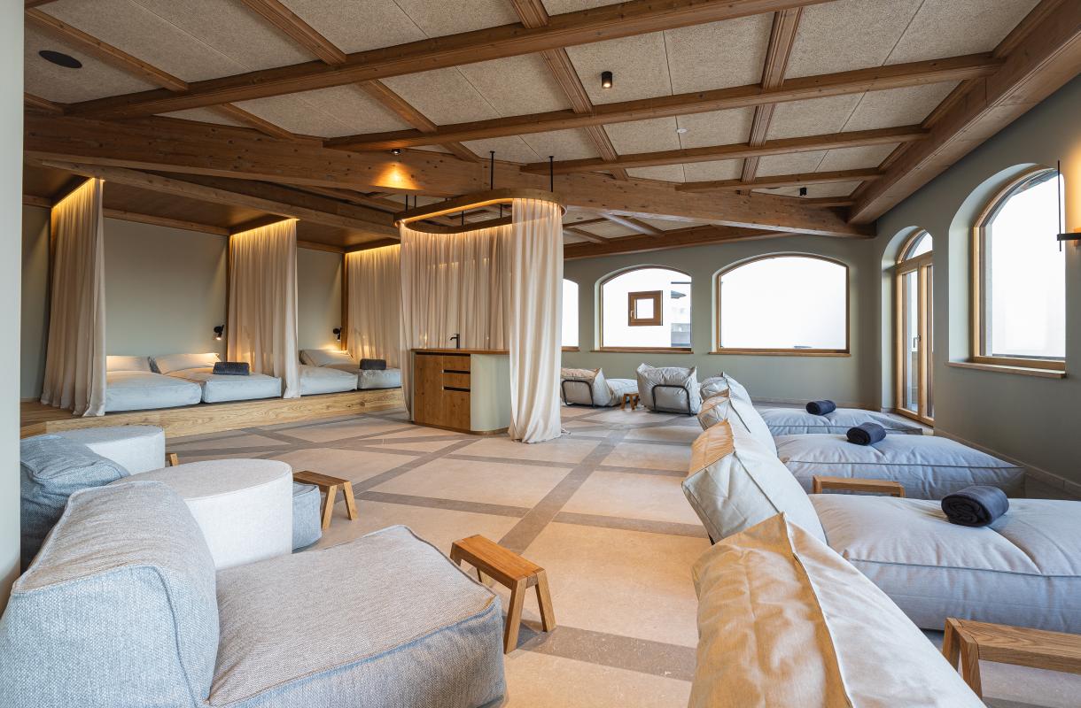 Hotel Neue Post, Upside Down Town Hotel Zell am See