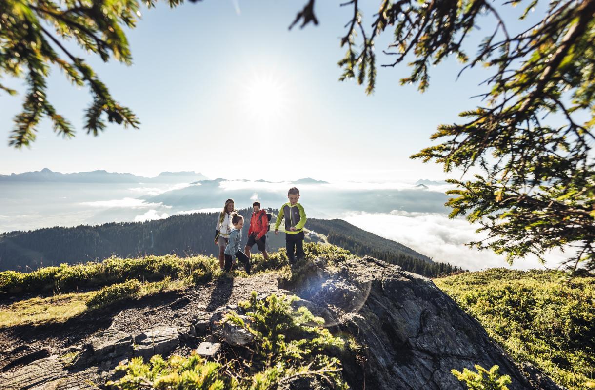 familienwanderung-zum-gipfel---family-hike-to-the-summit-c-zell-am-see-kaprun-tourismus_original