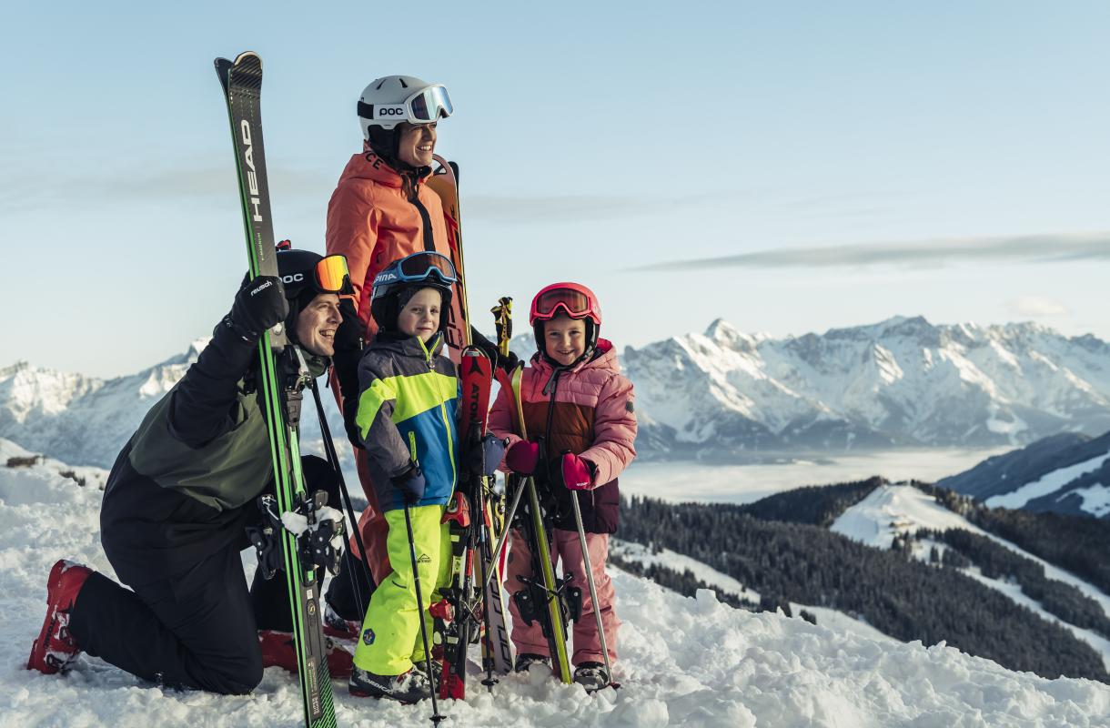 Familie genießt Ausblick auf der Schmittenhöhe (c) Zell am See-Kaprun Tourismus_original
