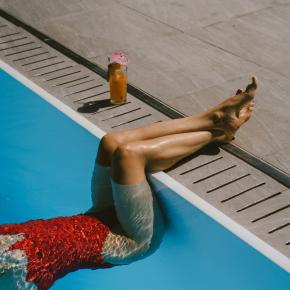 frau-pool frau liegt im pool