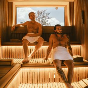 Zwei M&auml;nner in der Sauna des Hotels