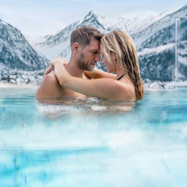 Pärchen im Pool - couple in the pool (c) TAUERN SPA_original