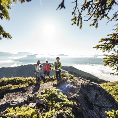 familienwanderung-zum-gipfel---family-hike-to-the-summit-c-zell-am-see-kaprun-tourismus_original