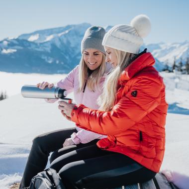 Pause beim Winterwandern Schmittenhöhe - Break during winter hiking on Schmittenhöhe (c) Zell am See-Kaprun Tourismus_original