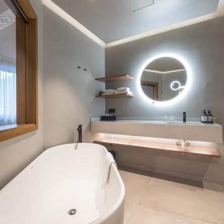 Hotel Neue Post, Upside Down Town Hotel Zell am See neue-post-20240401-025-(c)JohannesRadlwimmer