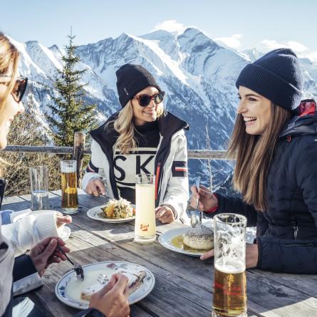 Zell am See-Kaprun Kulinarischer Genuss auf einer Skihütte (c) Zell am See-Kaprun Tourismus_original