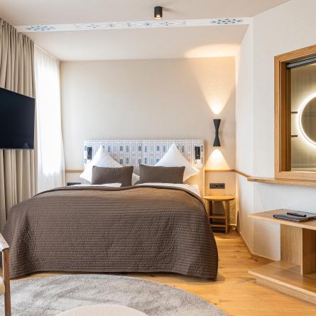 neue-post-20240403-048-(c)JohannesRadlwimmer | © Hotel Neue Post Hotel Neue Post, Upside Down Town Hotel Zell am See