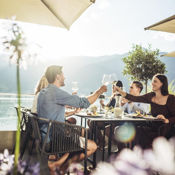 tolle-atmosphare-beim-abendessen-am-zeller-see-beautiful-atmosphere-dinner-at-lake-zell-c-zell-am-see-kaprun-tourismus_original