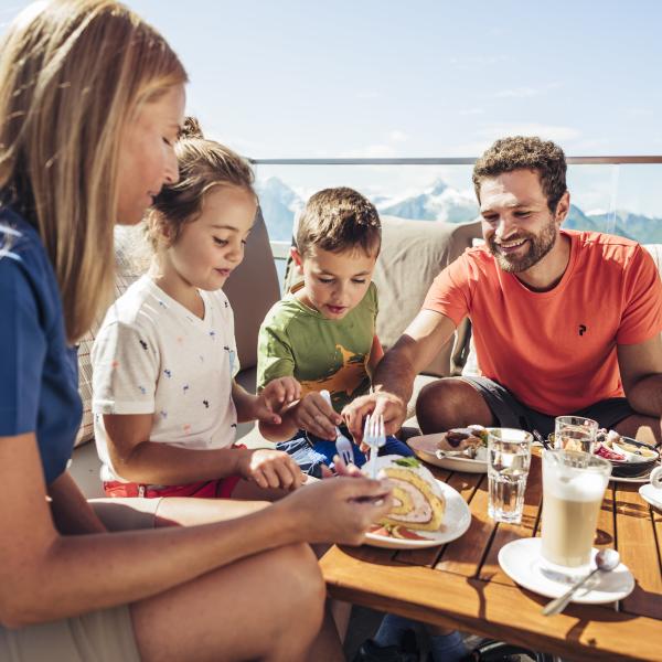 kaffee-und-kuchen-am-berg---coffee-cake-break-on-the-mountain-c-zell-am-see-kaprun-tourismus_original