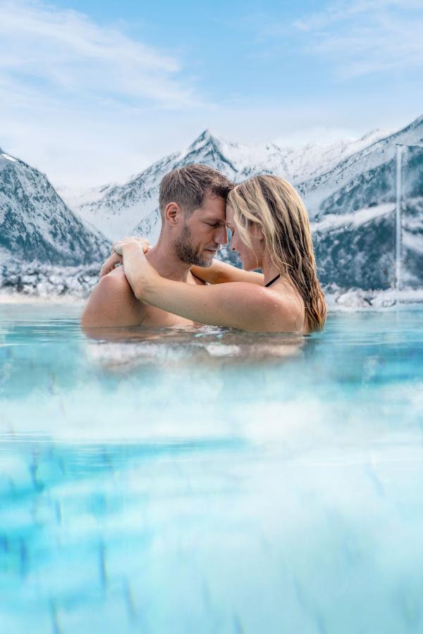 Pärchen im Pool - couple in the pool (c) TAUERN SPA_original