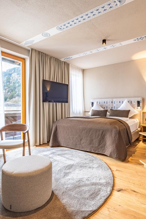 Hotel Neue Post, Upside Down Town Hotel Zell am See