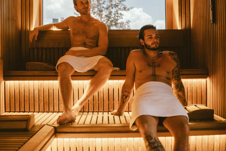 Zwei M&auml;nner in der Sauna des Hotels